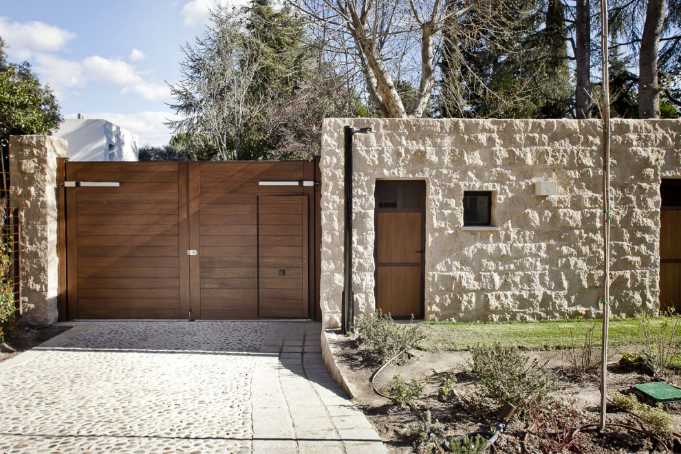 Foto de entrada clásica renovada con puerta doble y puerta de madera clara