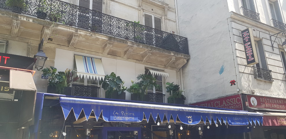 Façade d'immeuble?[Aménagement de façade d'immeuble in pierre With un toit de Gambrel.]:[Aménagement de façades d'immeubles in pierre With un toit de Gambrel.]