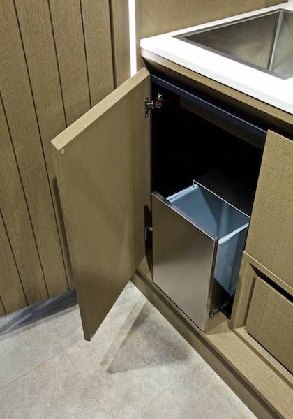 Кухня «Квадра» - сочетание классических и нетрадиционных форм.