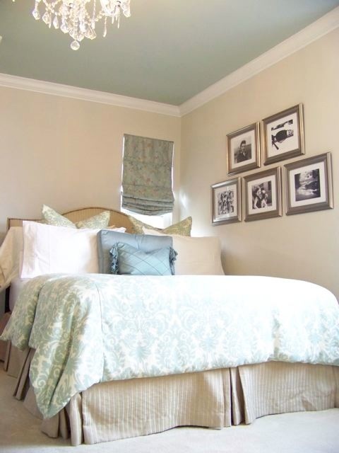 Ejemplo de dormitorio contemporáneo de tamaño medio con paredes beige y moqueta