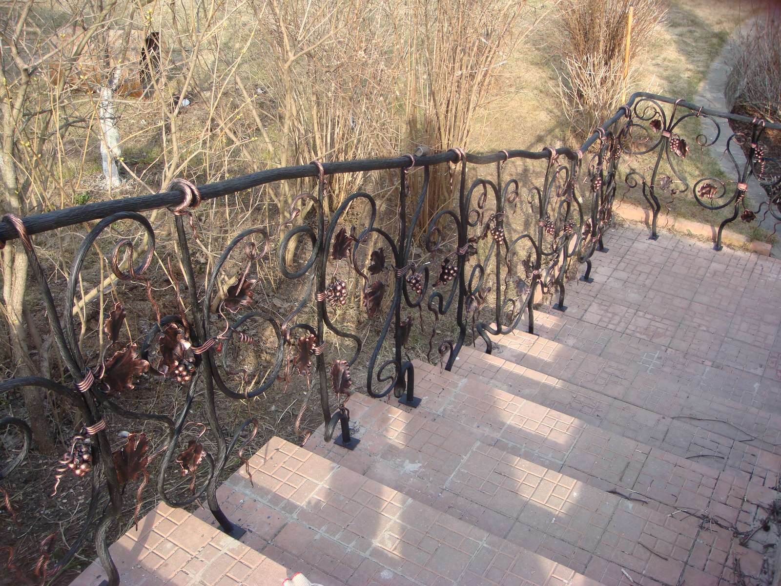 Кованые ограждения в саду, г. Звенигород