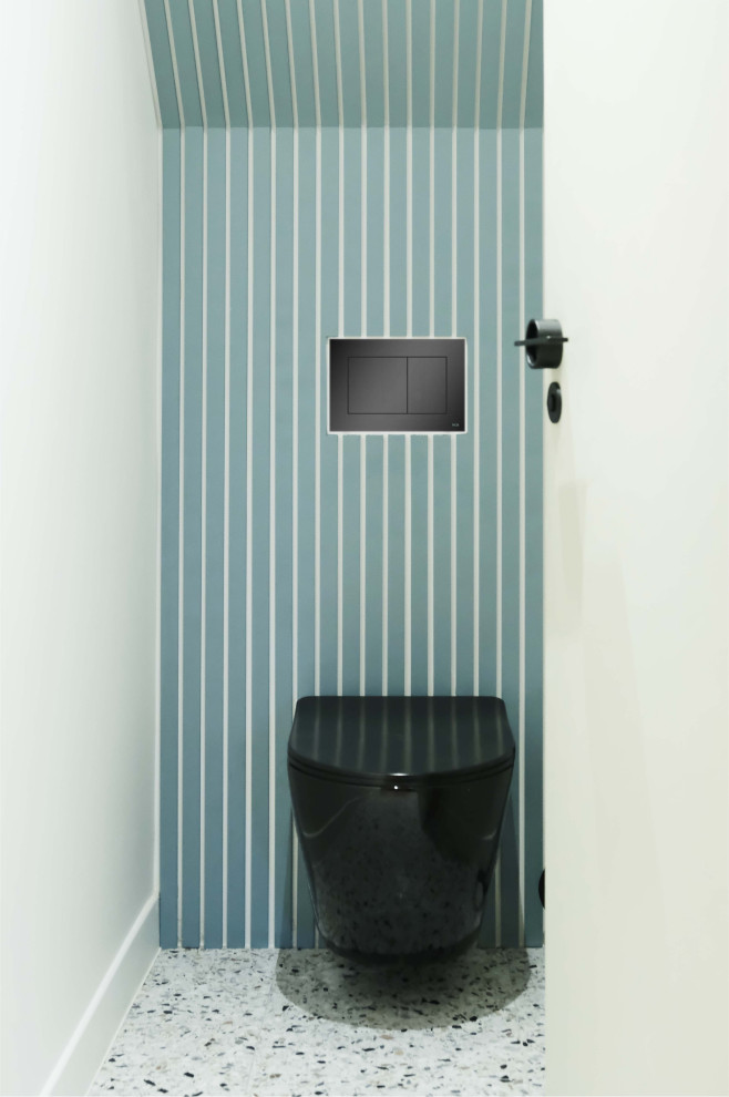 На фото: туалет среднего размера с инсталляцией, синими стенами, полом из терраццо, синим полом, деревянным потолком и деревянными стенами