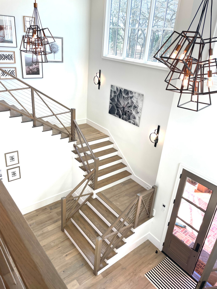 Aménagement d'un grand escalier moderne en L avec des marches en bois, des contremarches en bois, un garde-corps en bois et du papier peint.