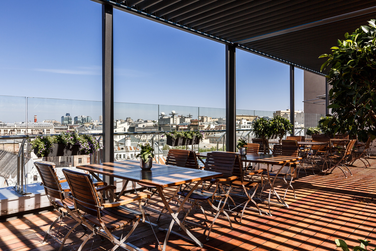 Биоклиматиеская конструкция для веранды на крыше гостницы HYATT