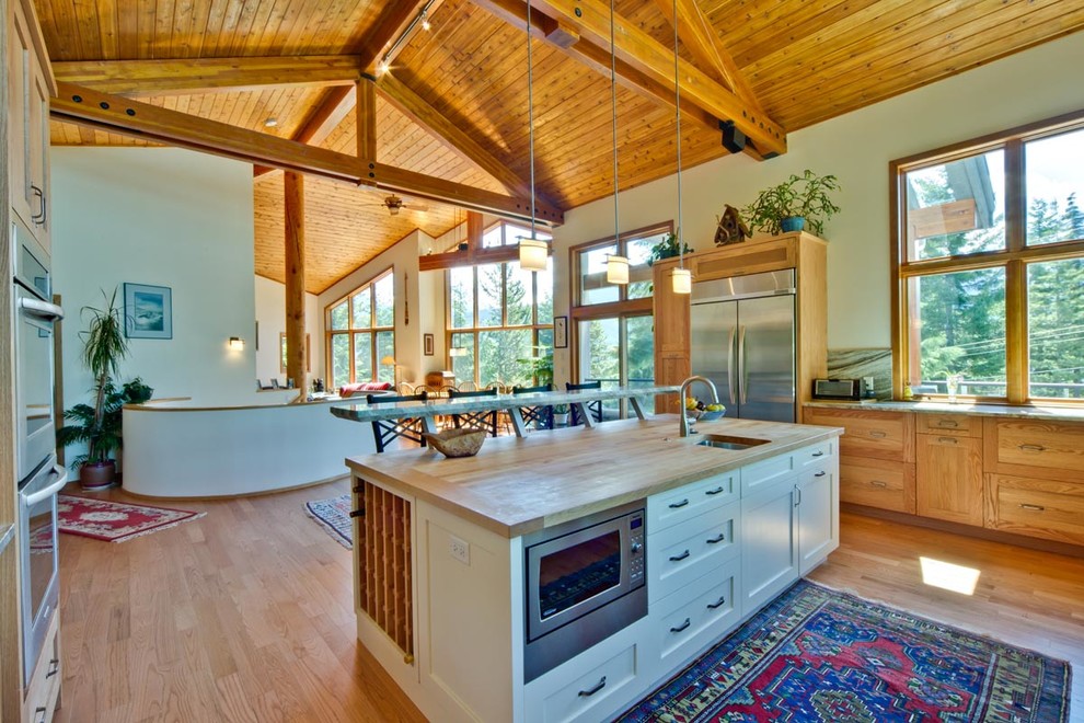 Transitional kitchen photo in Vancouver