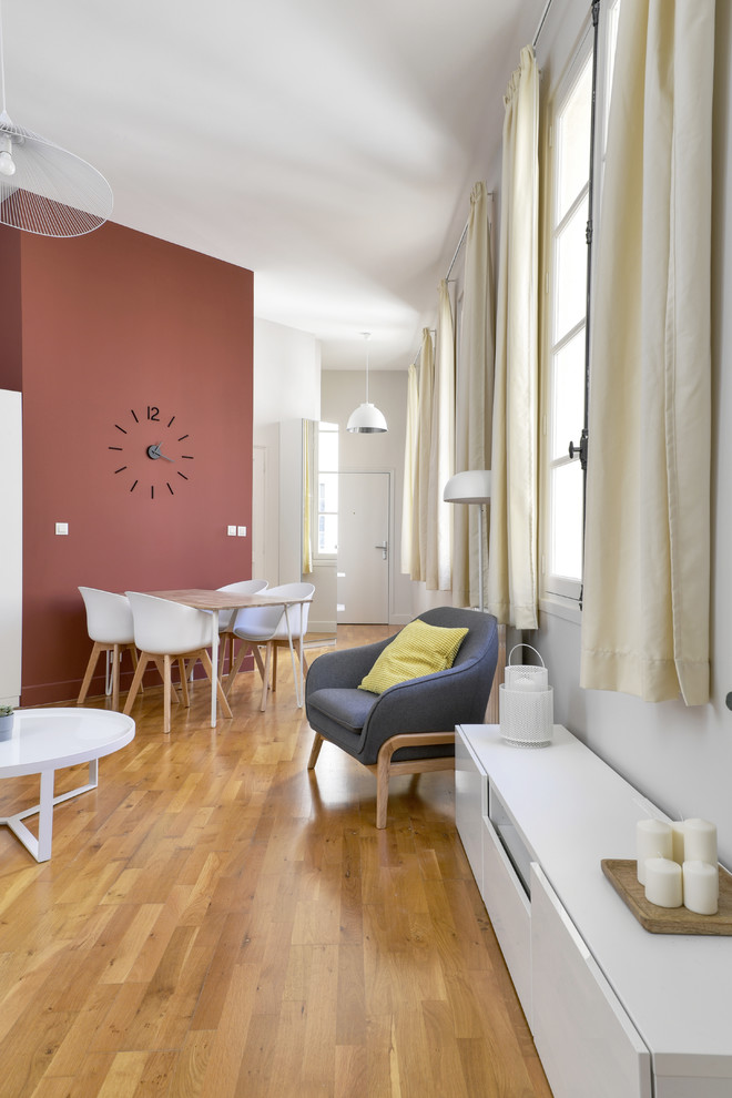 Exemple d'un grand salon moderne ouvert avec un mur beige, un sol en bois brun et un sol marron.