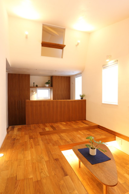富士見の家「サンクンリビングの家」 moderne-salon
