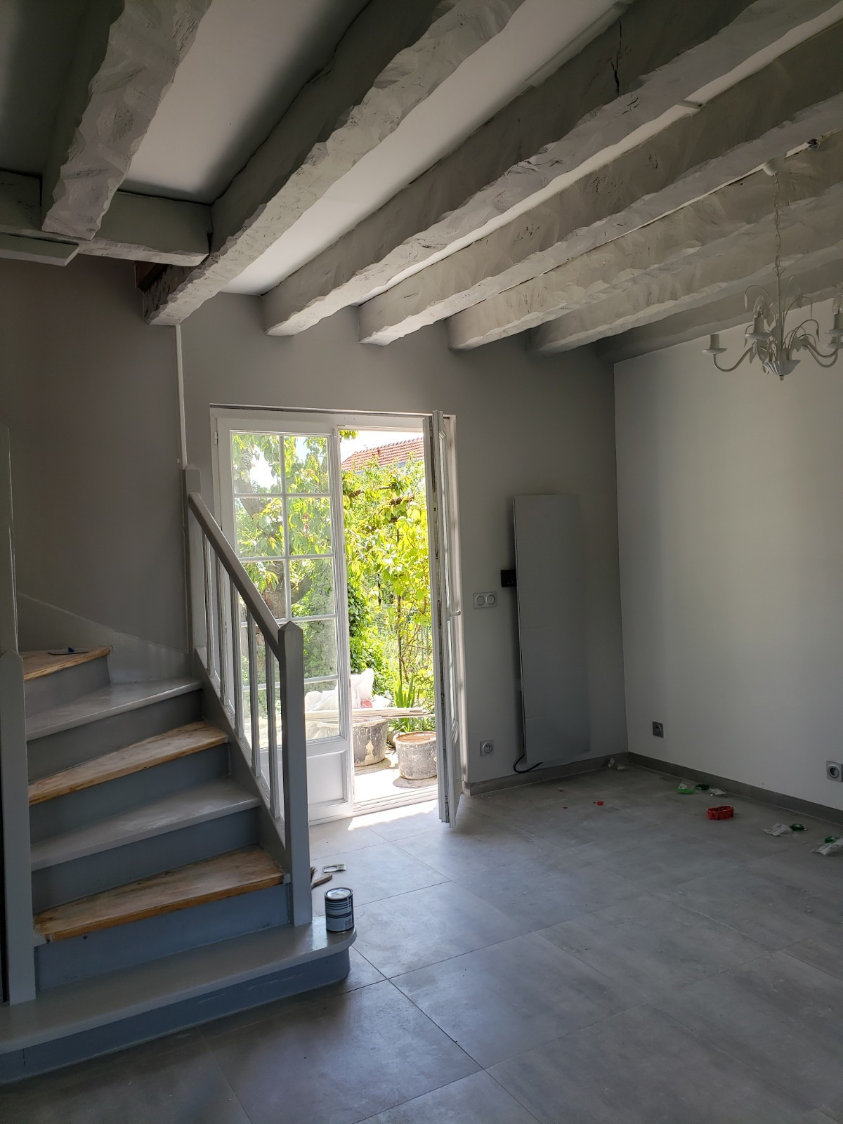 Après travaux - Poutres et escalier peints en gris, escalier poncé et peint
