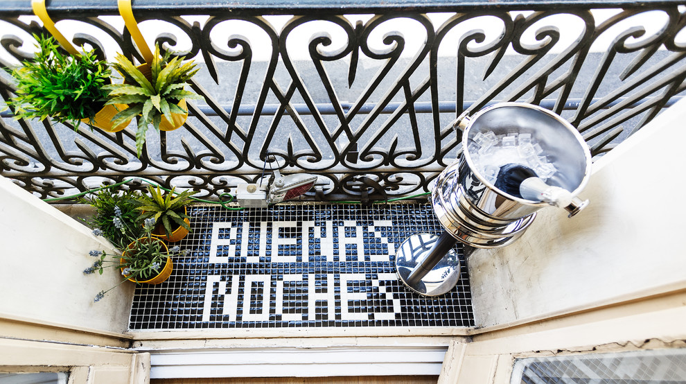 Photo of a small midcentury balcony in Madrid with metal railing.