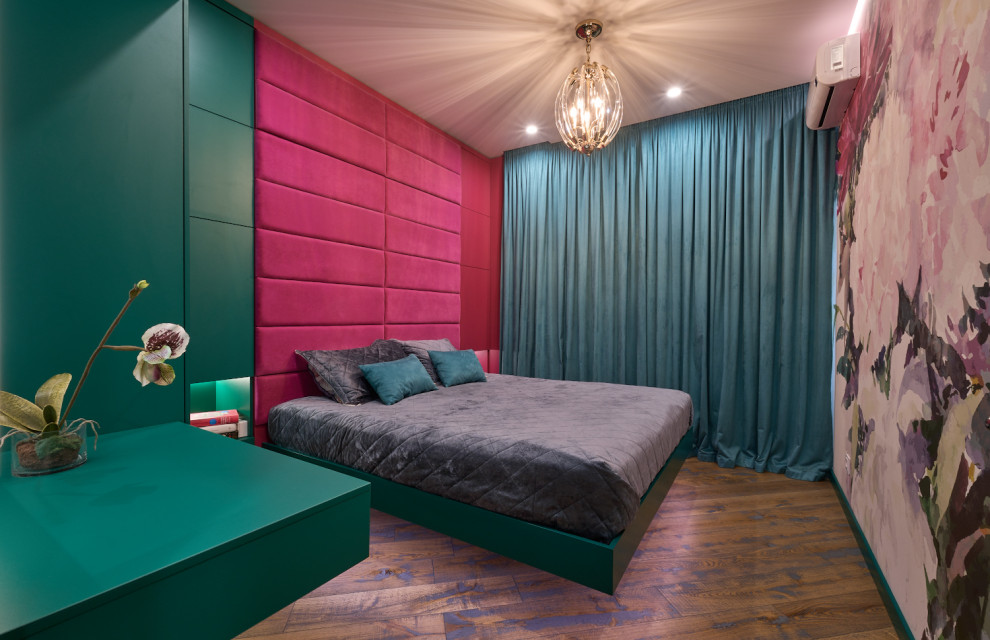 Идея дизайна: хозяйская спальня среднего размера в современном стиле с разноцветными стенами, паркетным полом среднего тона, коричневым полом, обоями на стенах, панелями на стенах, акцентной стеной и синими шторами