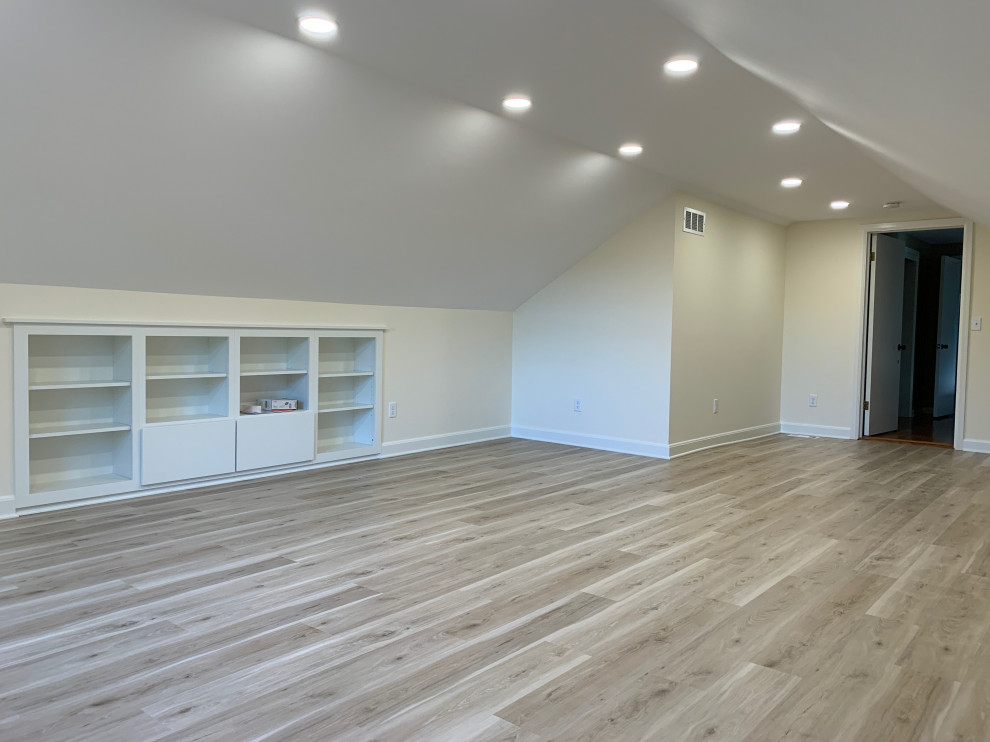 Foto di un soggiorno chic di medie dimensioni e chiuso con pareti beige e pavimento in vinile