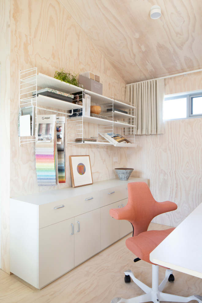Cette photo montre un petit bureau tendance en bois de type studio avec un mur blanc, parquet peint, un bureau indépendant, un sol blanc et un plafond en bois.