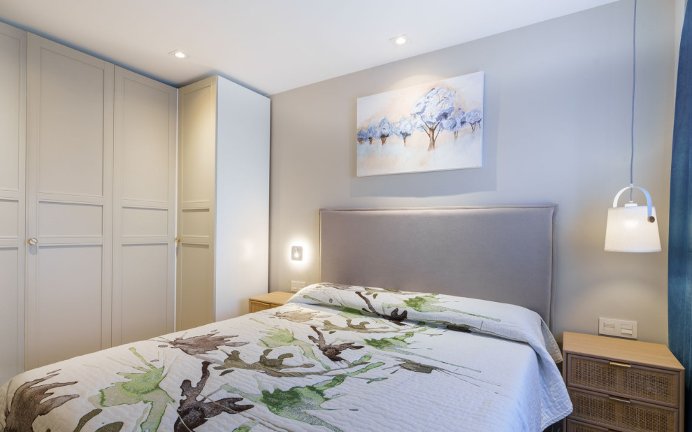 Mittelgroßes Modernes Hauptschlafzimmer mit beiger Wandfarbe, Laminat, braunem Boden und eingelassener Decke in Sonstige