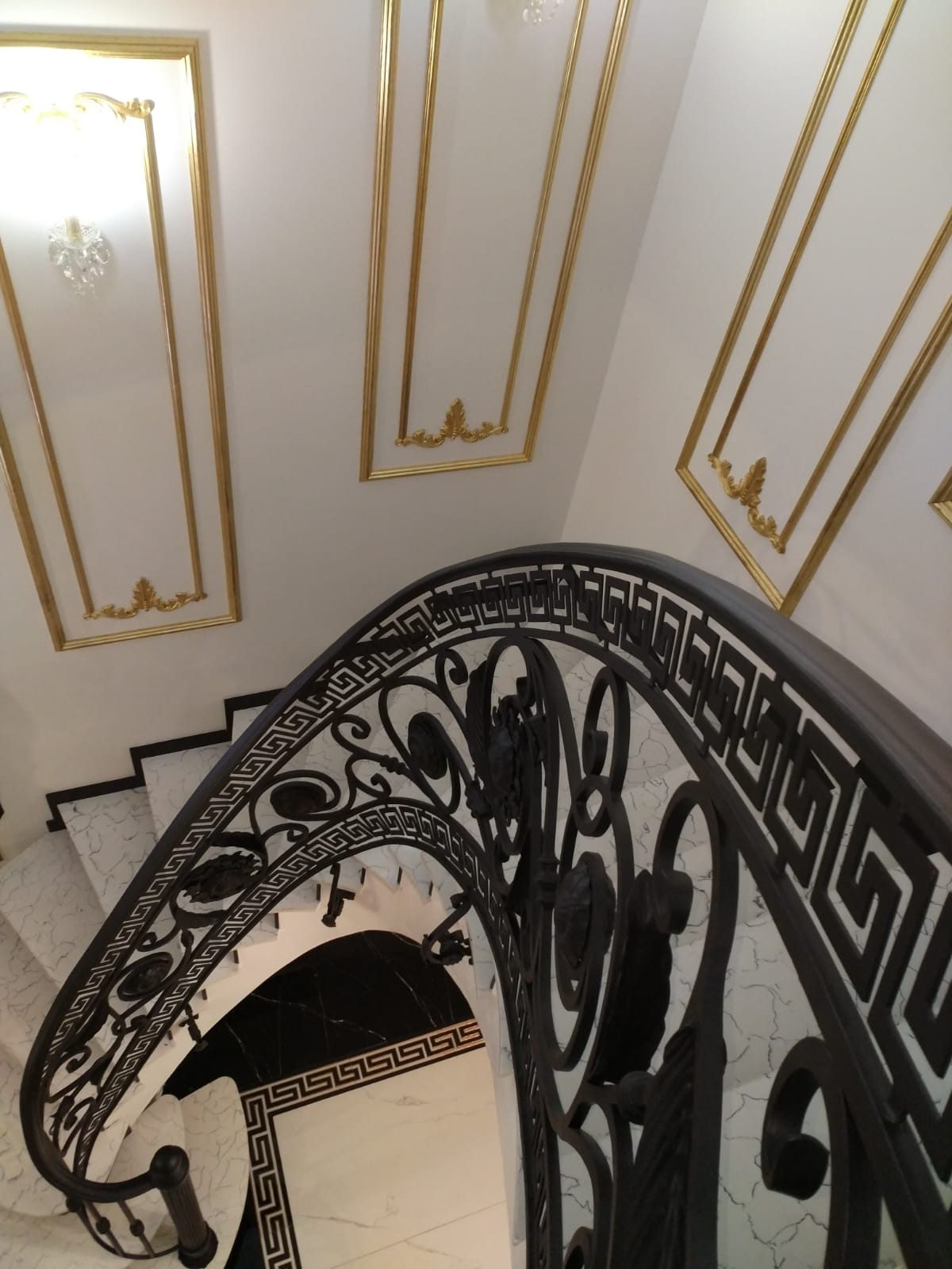 Радиусное перильное ограждение внутри дома