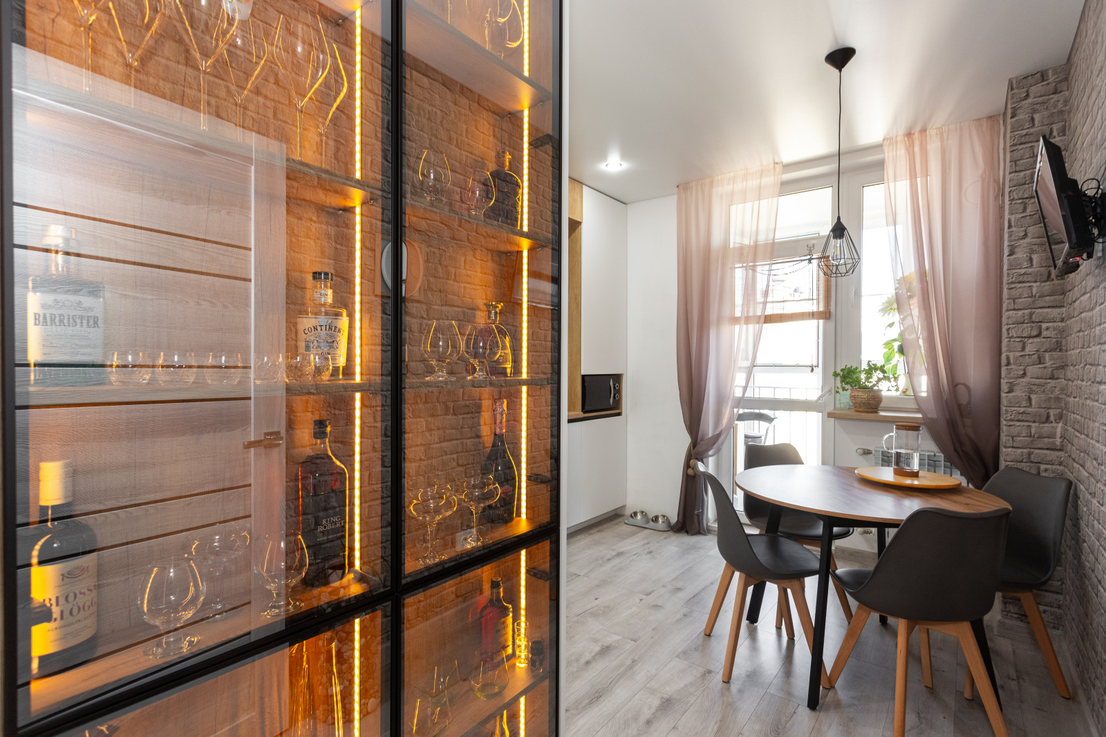 Кухня в современном стиле с витринами в Калининграде