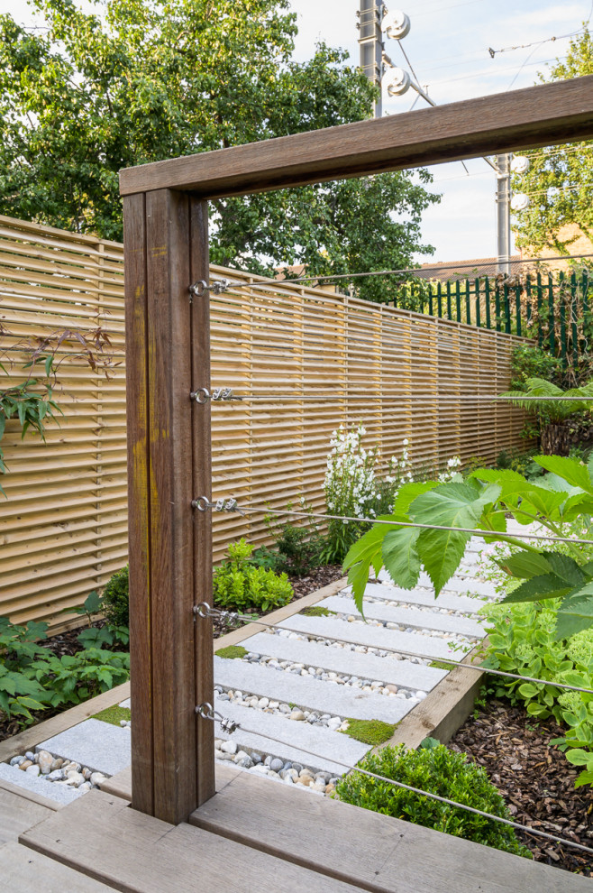 Идея дизайна: маленький участок и сад на заднем дворе в современном стиле с садовой дорожкой или калиткой, настилом и с деревянным забором для на участке и в саду