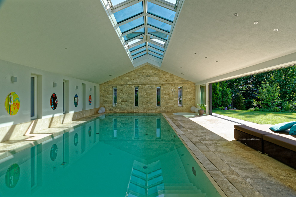 Mittelgroßer Moderner Pool in rechteckiger Form mit Natursteinplatten in München