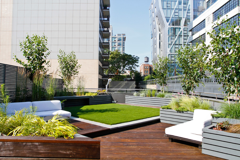 Design ideas for a contemporary rooftop and rooftop deck in Toronto.