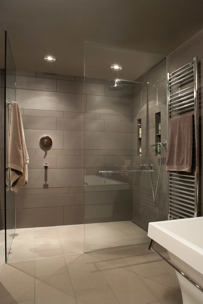 Mid-sized midcentury master bathroom in Other with a curbless shower, gray tile, grey walls, ceramic floors, beige floor and a hinged shower door.