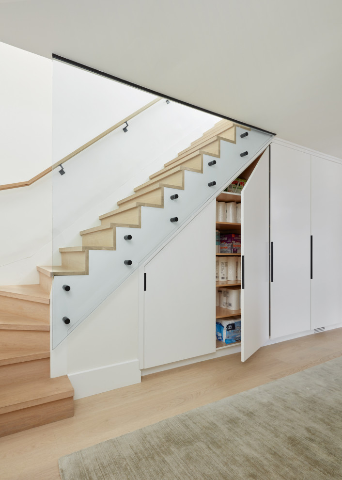 На фото: деревянная лестница среднего размера в стиле модернизм с деревянными ступенями