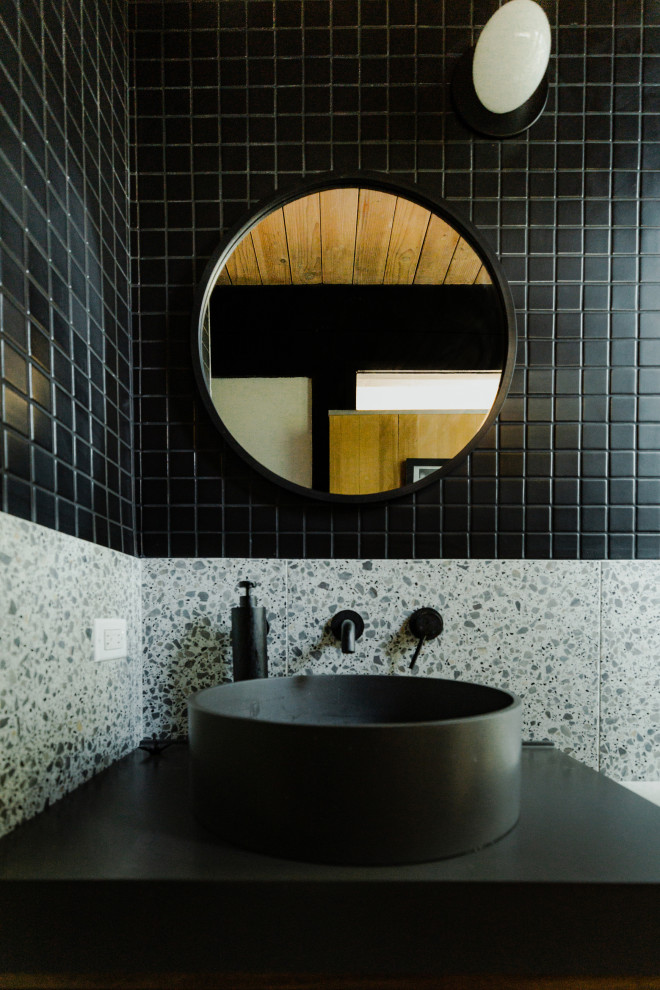 Idées déco pour une salle de bain rétro de taille moyenne avec un carrelage noir et des carreaux de céramique.