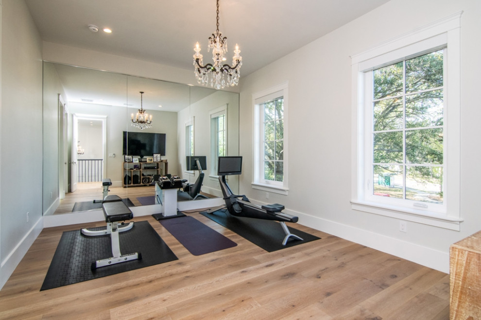 Multifunktionaler, Mittelgroßer Klassischer Fitnessraum mit weißer Wandfarbe, braunem Holzboden und braunem Boden in Tampa