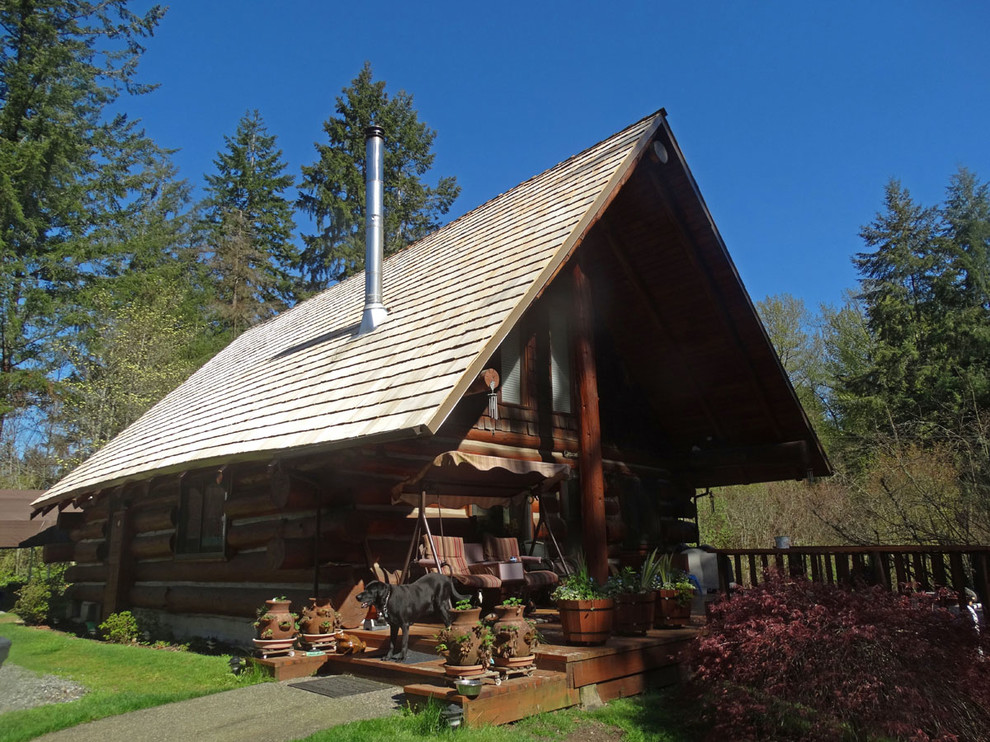 Mountain style home design photo in Seattle