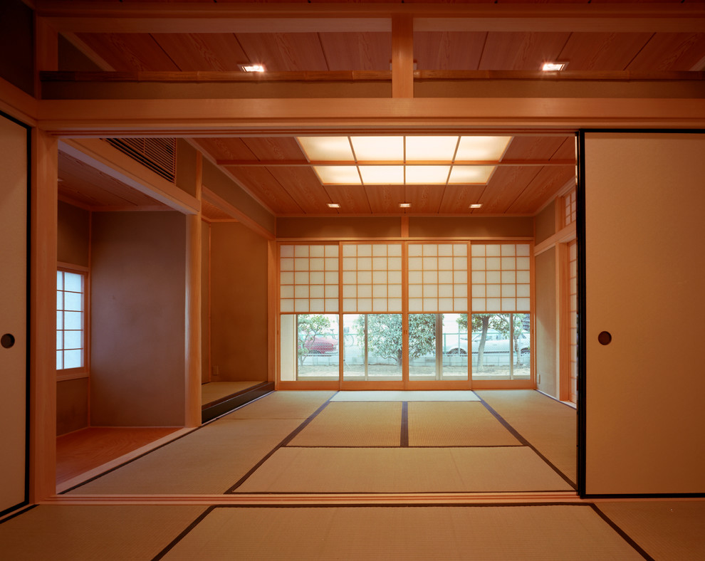Exemple d'une chambre parentale asiatique de taille moyenne avec un mur beige, un sol de tatami, aucune cheminée et un sol beige.
