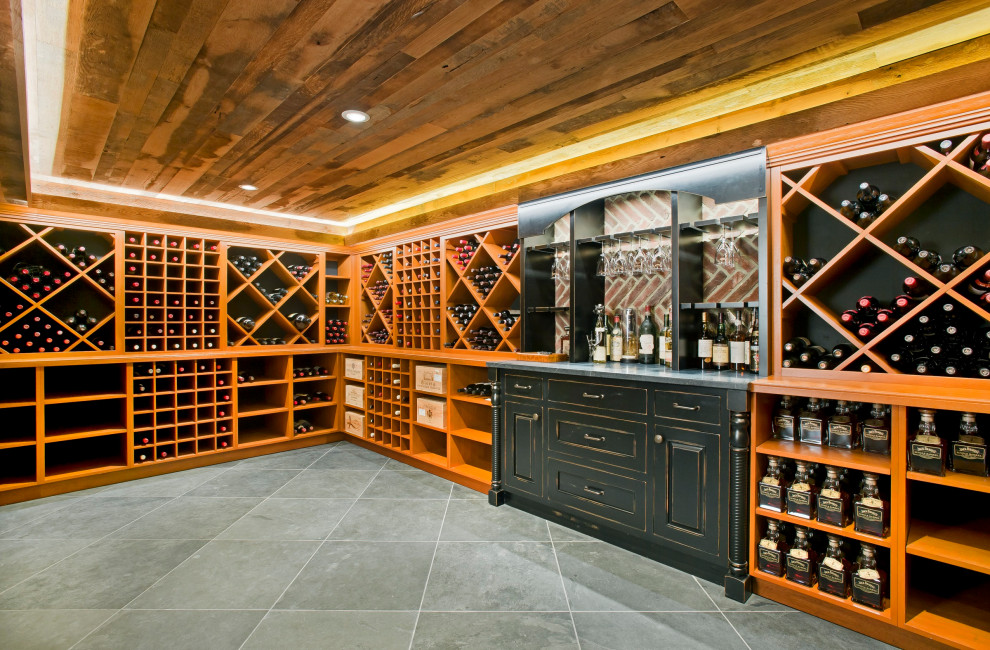 Bild på en vintage vinkällare, med skiffergolv, vinställ med diagonal vinförvaring och grått golv