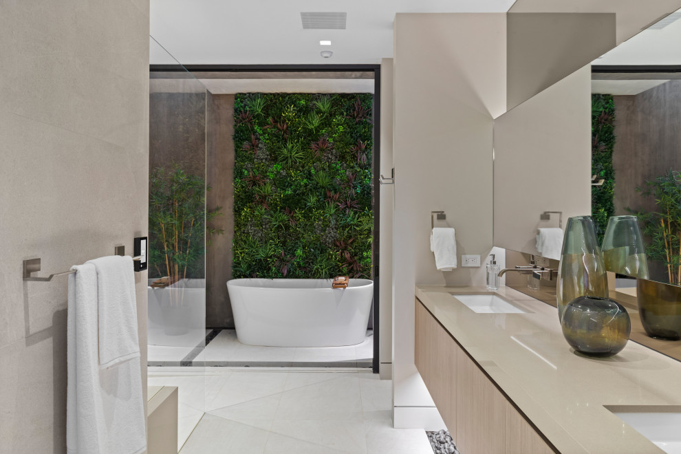 Diseño de cuarto de baño doble contemporáneo grande con bañera exenta, lavabo encastrado, suelo blanco, ducha con puerta corredera y encimeras beige