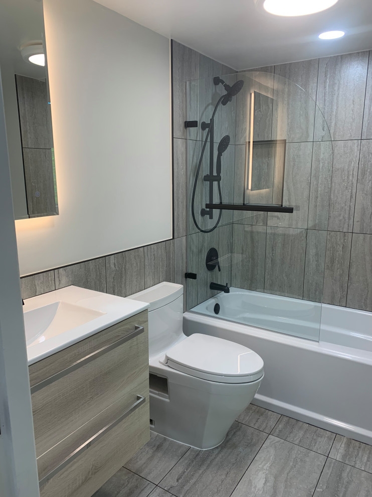 Ejemplo de cuarto de baño flotante escandinavo con sanitario de una pieza, paredes blancas y suelo de baldosas de cerámica