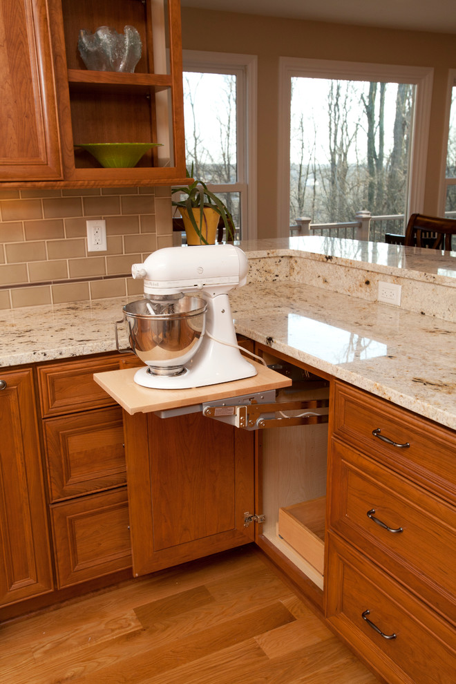 Transitional kitchen photo in Cincinnati