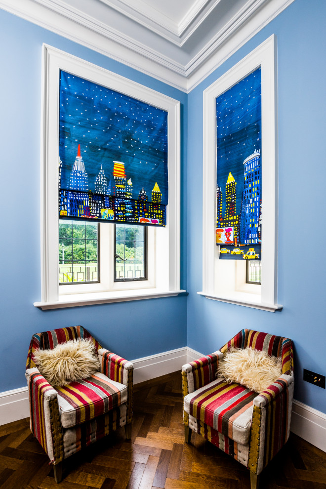 Стильный дизайн: хозяйская спальня среднего размера в современном стиле с синими стенами, темным паркетным полом и коричневым полом - последний тренд