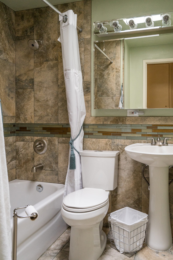 Cette image montre une salle de bain sud-ouest américain de taille moyenne avec un mur beige, un lavabo de ferme, une baignoire en alcôve, un combiné douche/baignoire, une cabine de douche avec un rideau et meuble simple vasque.