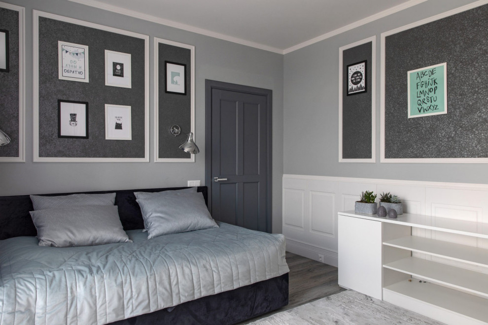 Immagine di una grande camera degli ospiti chic con pareti bianche, pavimento in laminato e pavimento grigio