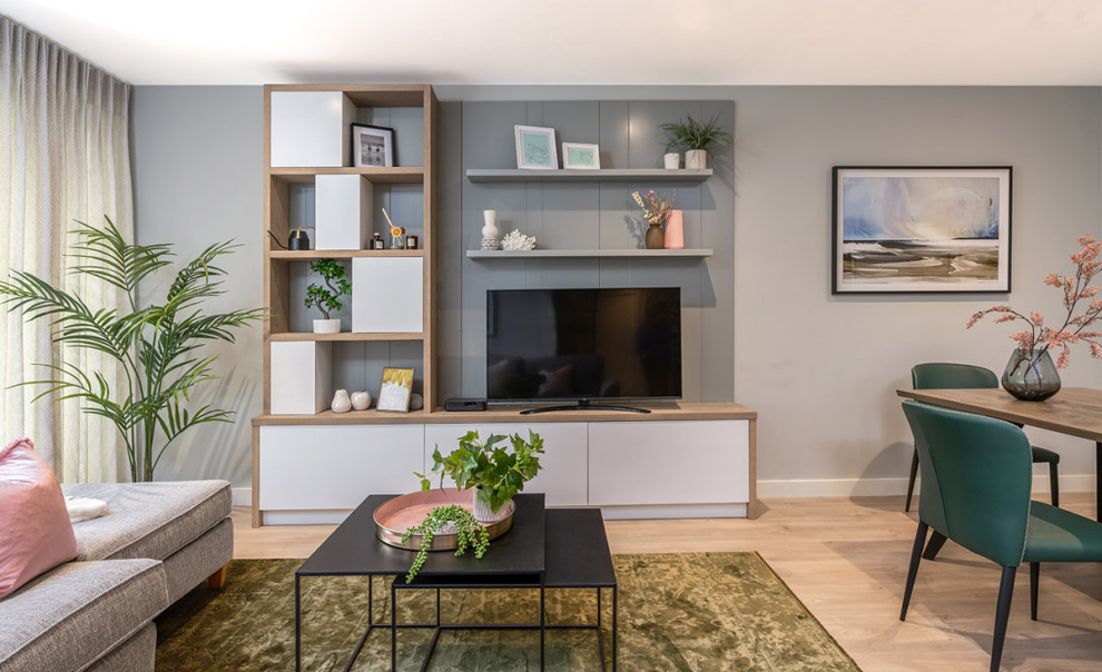 Cette image montre un salon minimaliste de taille moyenne et ouvert avec un mur gris et sol en stratifié.