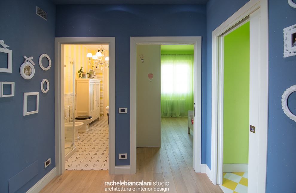 Ispirazione per un piccolo ingresso o corridoio stile shabby con pareti blu, parquet chiaro e pavimento beige