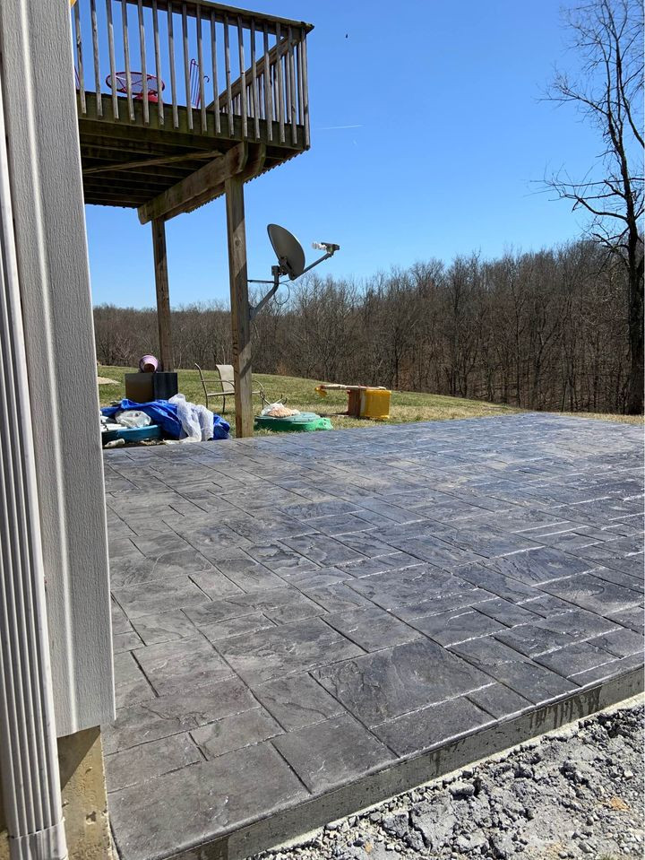 Cette photo montre une terrasse arrière chic avec une dalle de béton et aucune couverture.
