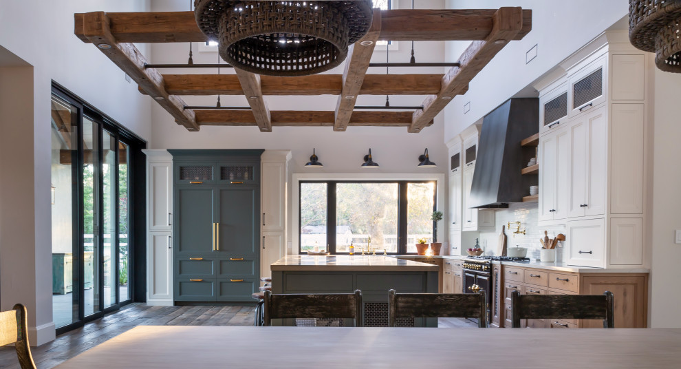 Exempel på ett stort lantligt grå grått kök, med en rustik diskho, skåp i shakerstil, blå skåp, bänkskiva i betong, vitt stänkskydd, stänkskydd i porslinskakel, integrerade vitvaror, mellanmörkt trägolv, en köksö och brunt golv