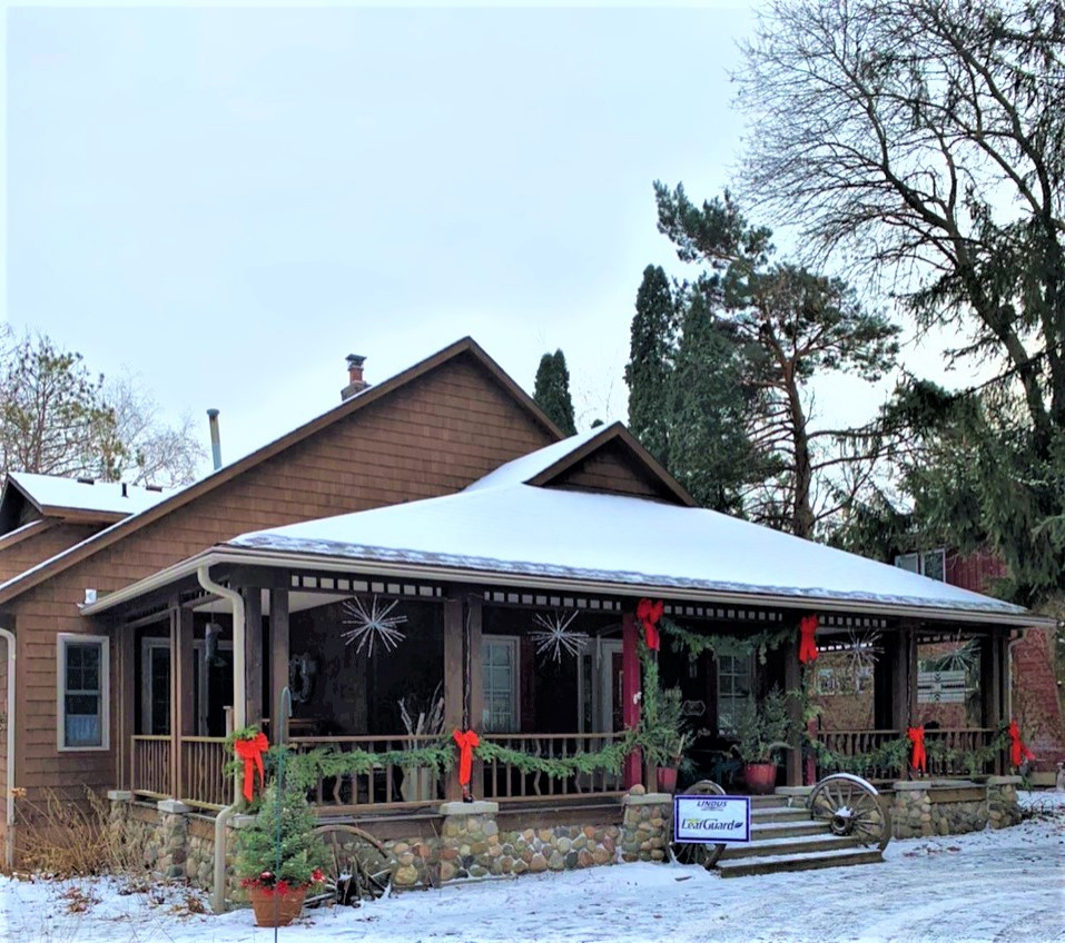This is an example of a medium sized rustic bungalow detached house in Minneapolis with a shingle roof.