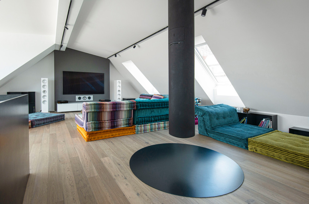 Großes, Offenes Modernes Wohnzimmer mit weißer Wandfarbe, braunem Holzboden, Hängekamin, TV-Wand und braunem Boden in München