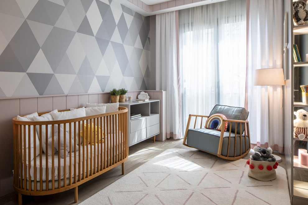 Стильный дизайн: маленькая комната для малыша в современном стиле с разноцветными стенами, полом из ламината и бежевым полом для на участке и в саду, девочки - последний тренд