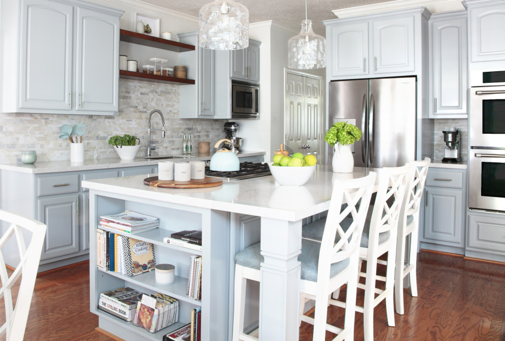 Idéer för ett stort klassiskt vit kök, med en nedsänkt diskho, luckor med upphöjd panel, blå skåp, bänkskiva i kvarts, flerfärgad stänkskydd, stänkskydd i marmor, rostfria vitvaror, mellanmörkt trägolv, en köksö och orange golv