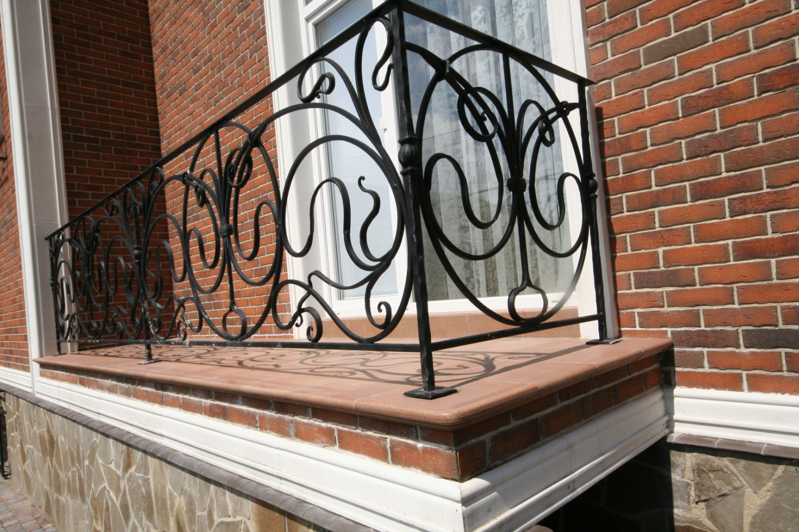 Фасад трехэтажного частного дома до/после