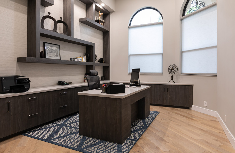 Foto di una grande stanza da lavoro minimalista con pareti marroni, parquet chiaro, scrivania autoportante, pavimento grigio e carta da parati