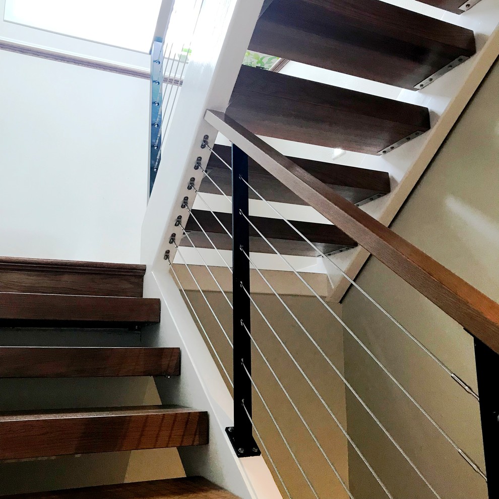 Источник вдохновения для домашнего уюта: большая лестница в стиле ретро