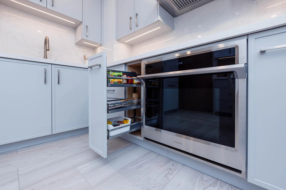 Kitchen - transitional kitchen idea in Toronto