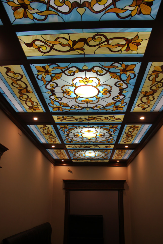 Витражный потолок с готическим рисунком.