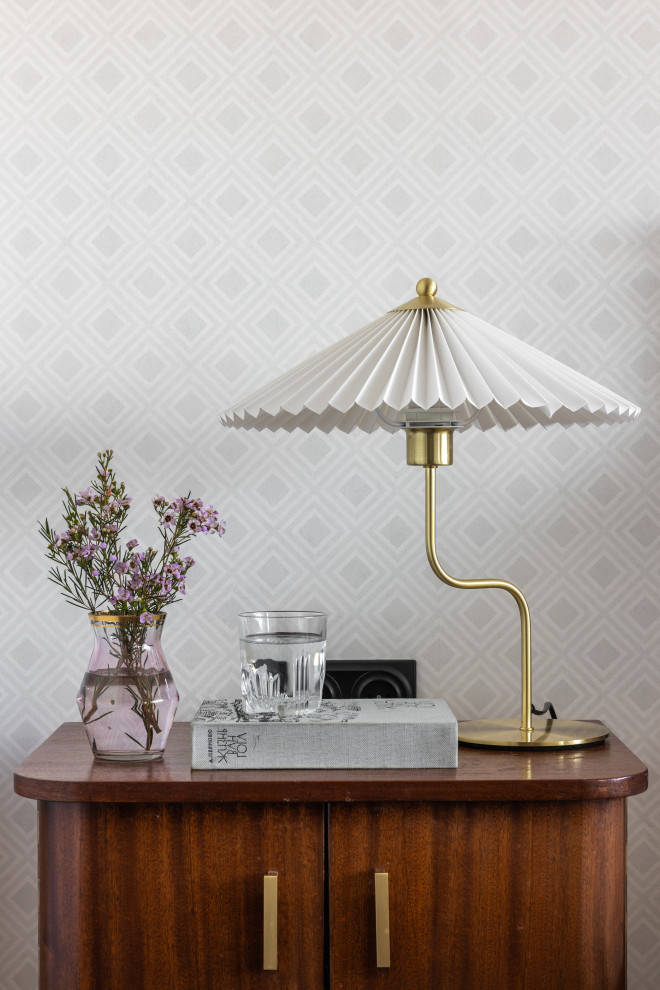 Спальня родителей. Винтажная прикроватная тумба