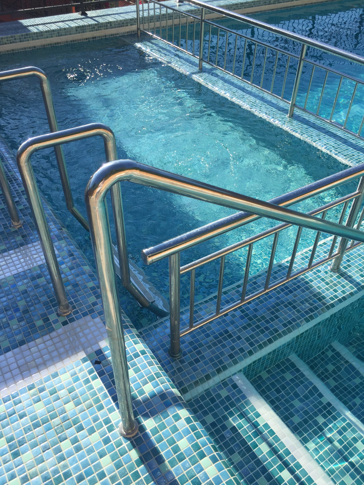 Бассейн в гостинице Вишера